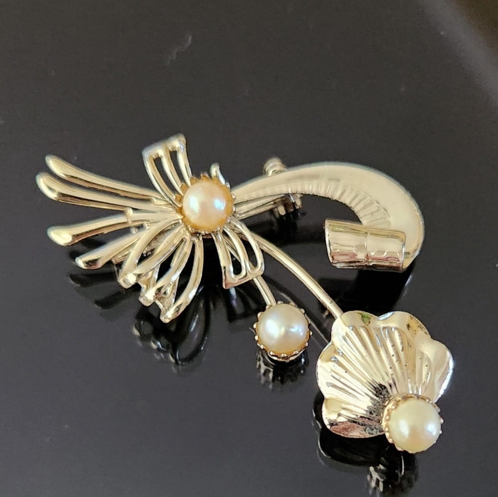 Golden pearl flower pin (brooch) vintage